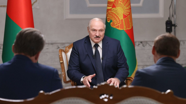 Сторонники Лукашенко идут колонной на площадь Независимости в Минске
